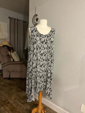 Logo Layers Black & White Floral Print Asymmetrical Hem Sleeveless Tunic 4X